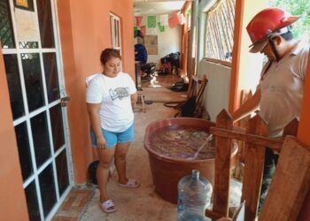 Auxilian con pipas de agua a comunidad de Lázaro Cárdenas