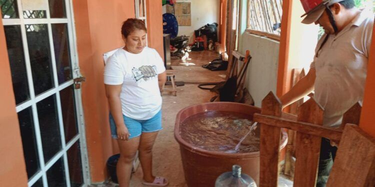 Auxilian con pipas de agua a comunidad de Lázaro Cárdenas