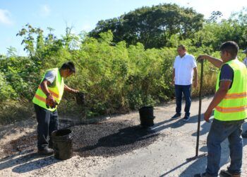 Supervisa Nivardo Mena bacheo en tramo carretero Kantunilkín-Quintana