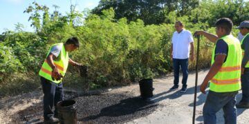 Supervisa Nivardo Mena bacheo en tramo carretero Kantunilkín-Quintana