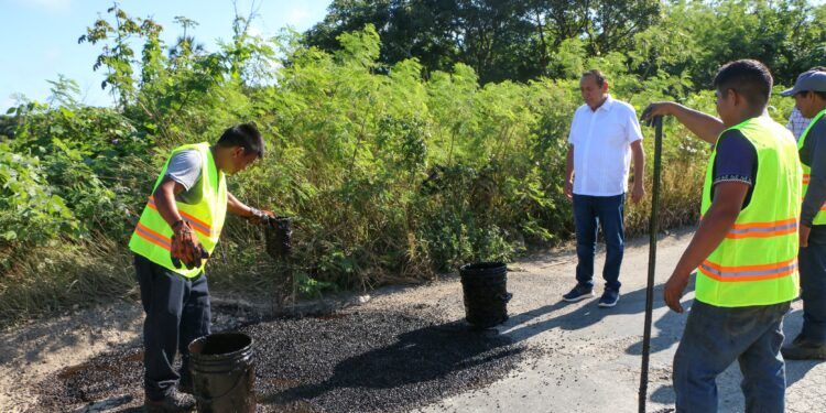 Supervisa Nivardo Mena bacheo en tramo carretero Kantunilkín-Quintana