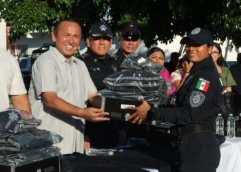 Entrega Nivardo Mena uniformes a elementos de Seguridad Ciudadana