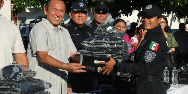 Entrega Nivardo Mena uniformes a elementos de Seguridad Ciudadana