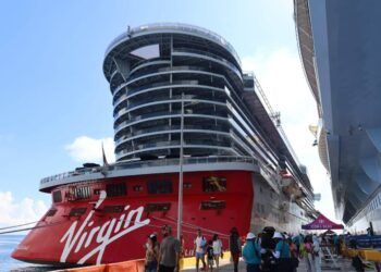 Con emoción recibimos en Mahahual M/S Resilient Lady crucero con 3 mil pasajeros: Mara Lezama