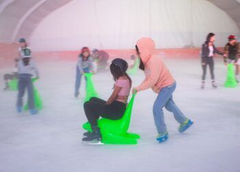 Familias de Solidaridad disfrutan de la pista de hielo en la Plaza 28 de Julio