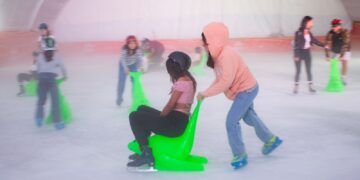 Familias de Solidaridad disfrutan de la pista de hielo en la Plaza 28 de Julio
