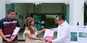 Para atender un rezago de 13 años, Mara Lezama entrega títulos de propiedad a la Universidad Tecnológica de Chetumal
