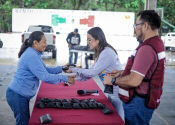 Yensunni Martínez entrega lentes gratuitos en las comunidades de La Unión y Javier Rojo Gómez