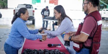 Yensunni Martínez entrega lentes gratuitos en las comunidades de La Unión y Javier Rojo Gómez