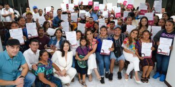 Después de 42 años de incertidumbre, Mara Lezama entrega 44 títulos de propiedad a habitantes de Mayabalam y Kuchumatán