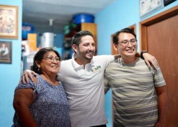 Visita Renán Sánchez a joven que representó a Cozumel en Encuentro Nacional de Historia