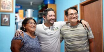 Visita Renán Sánchez a joven que representó a Cozumel en Encuentro Nacional de Historia