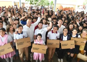 Impulsar la conectividad educativa abrirá las puertas a un futuro más próspero para estudiantes de Cozumel: Renán Sánchez