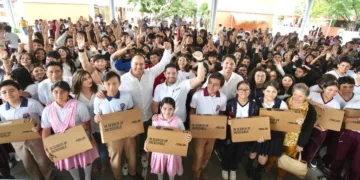 Impulsar la conectividad educativa abrirá las puertas a un futuro más próspero para estudiantes de Cozumel: Renán Sánchez
