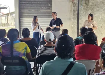 Yensunni Martínez cumple a tianguistas de Solidaridad con la entrega de contratos de propiedad