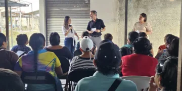 Yensunni Martínez cumple a tianguistas de Solidaridad con la entrega de contratos de propiedad