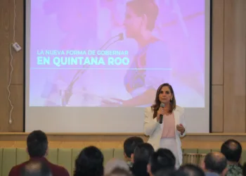Imparte Mara Lezama Conferencia de la estrategia de Construcción de Paz a generales y coroneles de la Maestría en Seguridad Nacional