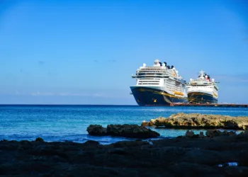 Cruceros de Disney Cruise Line coinciden en un solo muelle después de muchos años