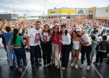 Llevan alegría y diversión a miles de niñas y niños por el Día de Reyes en Villas del Sol