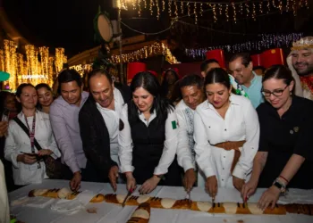 Rosca de Reyes de 1 kilómetro llena la Quinta Avenida de Playa del Carmen