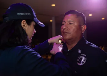 Estefanía Mercado entrega insignias de ascenso a personal en retiro y elementos en activo de la Policía Municipal