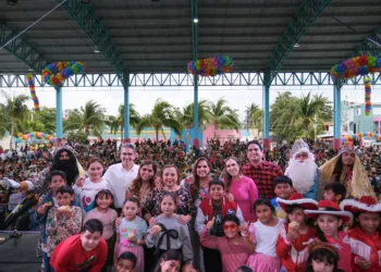 Niñas y niños de Isla Mujeres disfrutan con Mara Lezama festival de Día de Reyes