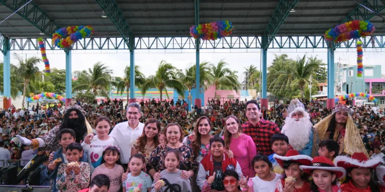 Niñas y niños de Isla Mujeres disfrutan con Mara Lezama festival de Día de Reyes