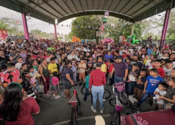 Reyes Magos llevan sonrisas a niñas y niños de Nicolás Bravo