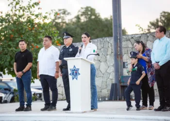 Anuncia Estefanía Mercado bono económico y aumento a la prima por antigüedad de toda la policía municipal