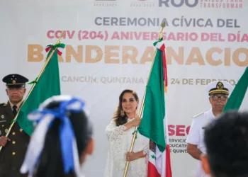 Abandera Mara Lezama a escoltas de 26 escuelas de Quintana Roo, en actividad simultánea con Claudia Sheinbaum