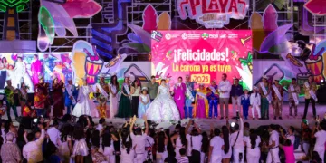 Estefanía Mercado corona a los soberanos de “El Carnaval del pueblo” Playa del Carmen 2025