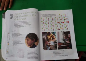 Oportunidad para hablar de discapacidad auditiva y libros en una primaria de Mérida