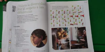 Oportunidad para hablar de discapacidad auditiva y libros en una primaria de Mérida