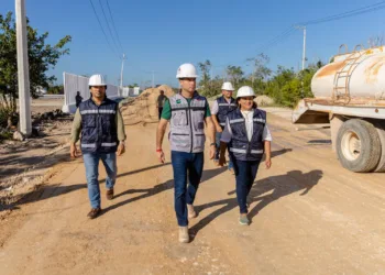 Diego Castañón muestra importante avance en obra del circuito de acceso a la Universidad Tecnológica de Tulum
