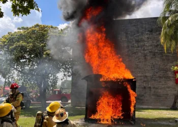 Bomberos de Chetumal realizan prácticas con fuego real