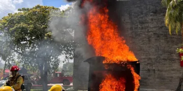 Bomberos de Chetumal realizan prácticas con fuego real