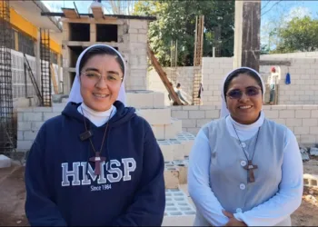 Religiosas promueven actividades para fortalecer la comunidad y apoyar la construcción de la iglesia