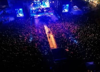 Bomba Estéreo pone a bailar a miles de personas en el “Carnaval del Pueblo” Playa del Carmen 2025