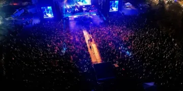 Bomba Estéreo pone a bailar a miles de personas en el “Carnaval del Pueblo” Playa del Carmen 2025