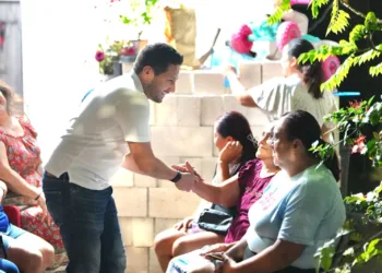 Renán Sánchez se reúne con vecinos de la colonia “El Ejido” en Playa del Carmen