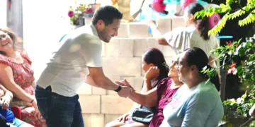 Renán Sánchez se reúne con vecinos de la colonia “El Ejido” en Playa del Carmen
