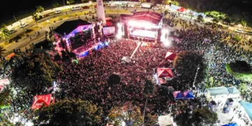 Bronco pone a cantar y bailar a más de 20 mil personas en el Carnaval Neón de Chetumal