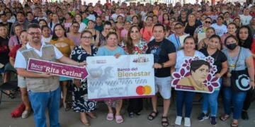 Encabeza Mara Lezama arranque de la entrega de tarjetas de las becas “Rita Cetina” a estudiantes de secundaria de Quintana Roo