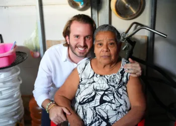 Fernando Muñoz entrega apoyos que ‘transforman’ vidas en Playa del Carmen