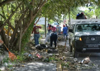 Limpian basurero clandestino en Chetumal