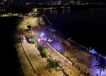 Con más de 2 mil atletas participa Mara Lezama en el Medio Maratón de la Mujer en Cancún