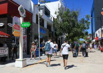 Con equipamiento urbano y vistosa señalética, Estefanía Mercado le cambia el rostro a la Quinta Avenida