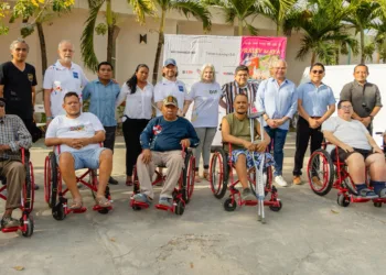 Personas en situación vulnerable, recibe sillas de ruedas