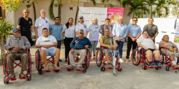 Personas en situación vulnerable, recibe sillas de ruedas