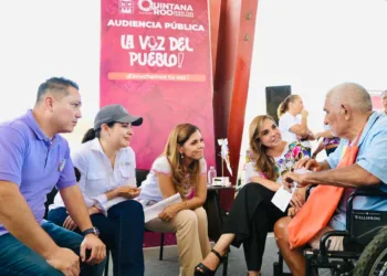 Acerca Mara Lezama el gobierno a los habitantes de Puerto Aventuras, a través de la audiencia “La Voz del Pueblo”